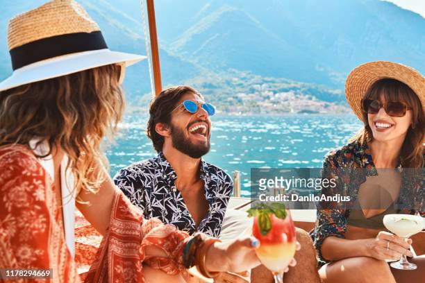 groep vrienden die leuke tijd doorbrengen aan zee - holiday cocktail party stockfoto's en -beelden