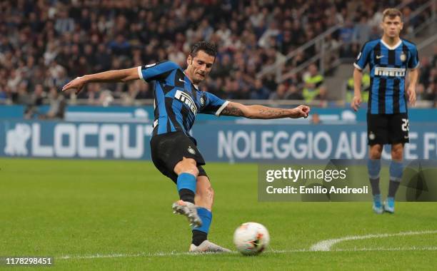 Antonio Candreva of FC Internazionale scores the opening goal during the Serie A match between FC Internazionale and Parma Calcio at Stadio Giuseppe...