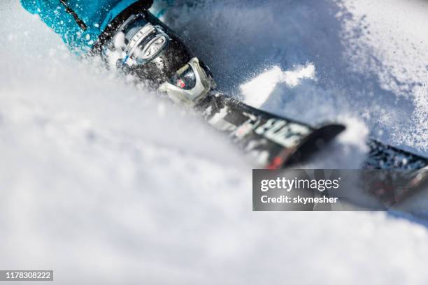 primer plano de esquí en la nieve. - extreme close up fotografías e imágenes de stock