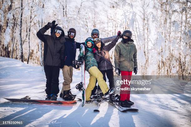 gruppo di sciatori felici e snowboarder su una montagna. - vacanza sulla neve foto e immagini stock