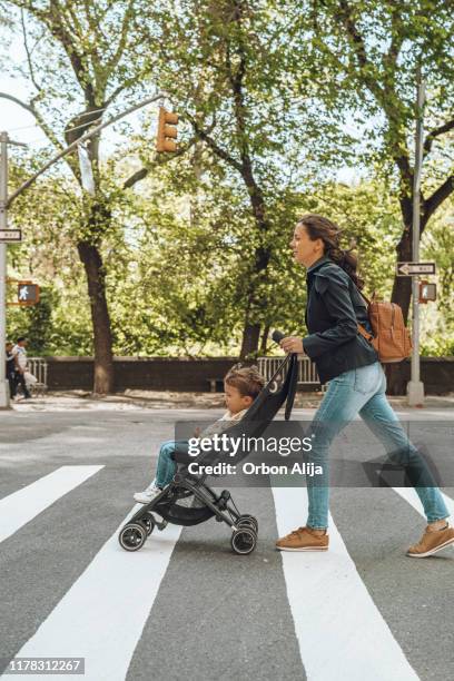 family travelling in new york - mother stroller stock pictures, royalty-free photos & images