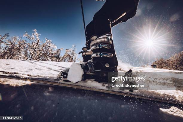 close-up van onherkenbaar persoon skiën op sneeuw. - skischoen stockfoto's en -beelden