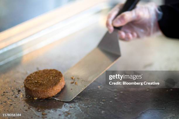 meat free plant based burger - spatula stockfoto's en -beelden