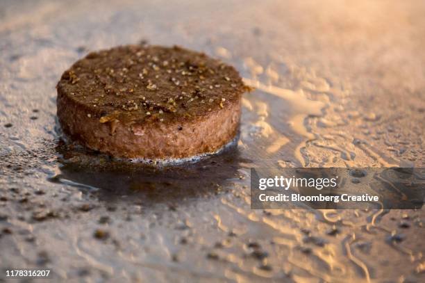 meat free plant based burger - burger grill stockfoto's en -beelden