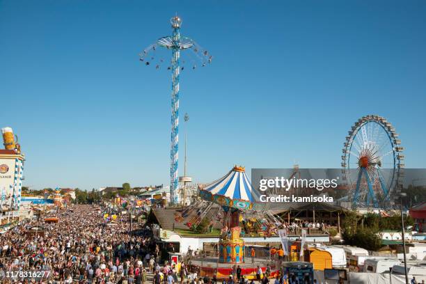 menschenmassen auf der theresienwiese, das oktoberfest in münchen am eröffnungstag - oktoberfest stock-fotos und bilder