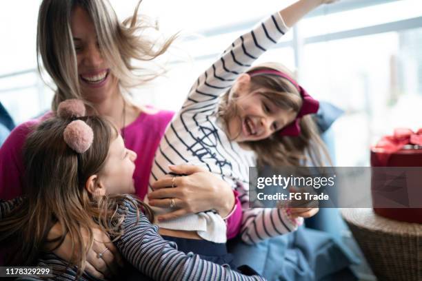 mutter und töchter umarmen und spaß zusammen zu hause - cousins stock-fotos und bilder