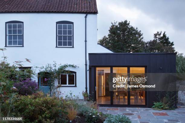 modern extension built onto the side of a listed period property. - home addition stockfoto's en -beelden