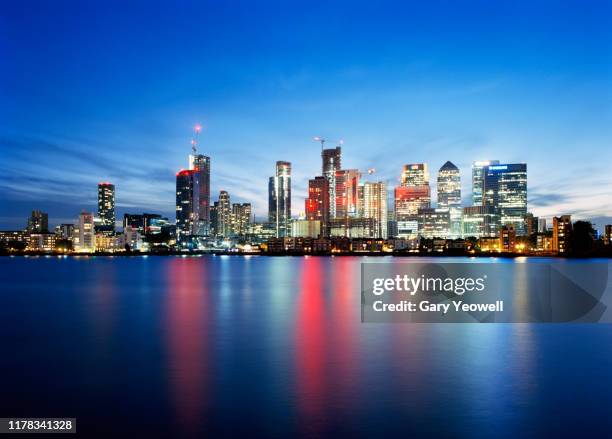 london canary wharf at twilight - canary wharf stock pictures, royalty-free photos & images