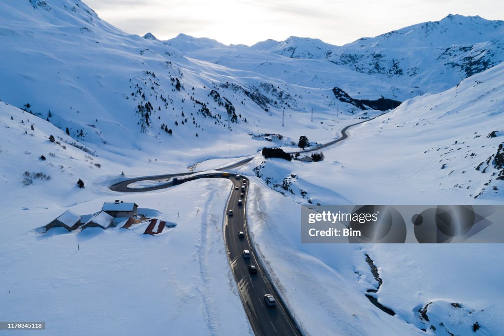 Winterlandschaft mit Bergstraße, Luftblick