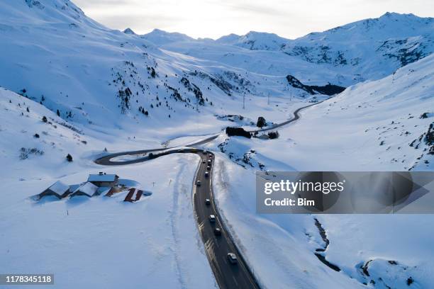 winterlandschaft mit bergstraße, luftblick - snowy road stock-fotos und bilder