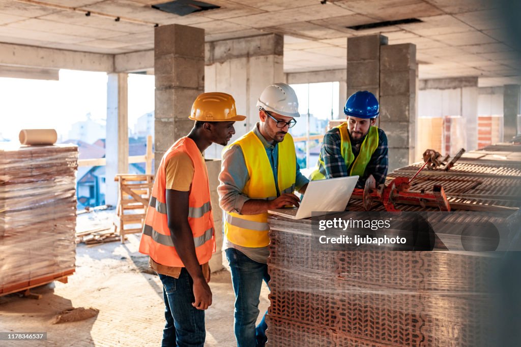 Arbeiter auf Baustelle im Gebäude
