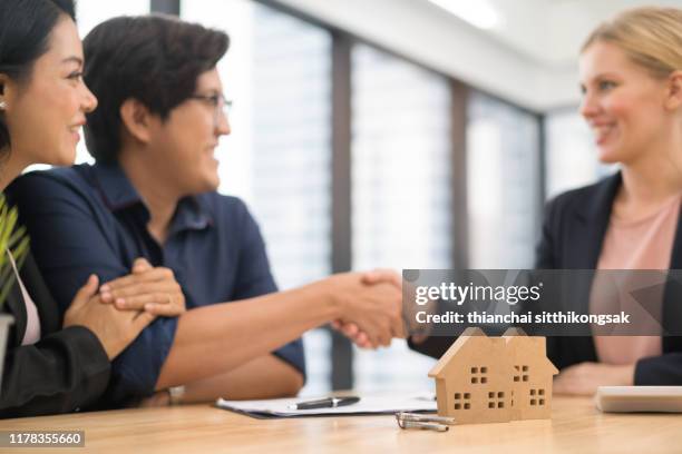 home buying agreement - handshaking in a bank stock-fotos und bilder