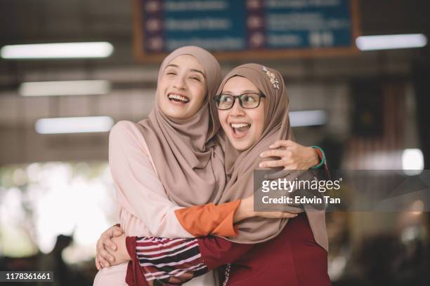twee moslim vrouwelijke maleisische dames vriend ontmoette op natte markt in de ochtend en groet aan elkaar - eid al fitr celebration to mark the end of ramadan stockfoto's en -beelden