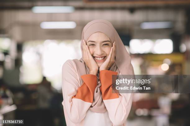 un asiático musulmán disparo en la cabeza en el mercado húmedo en la mañana al aire libre con emoción positiva - malasia fotografías e imágenes de stock