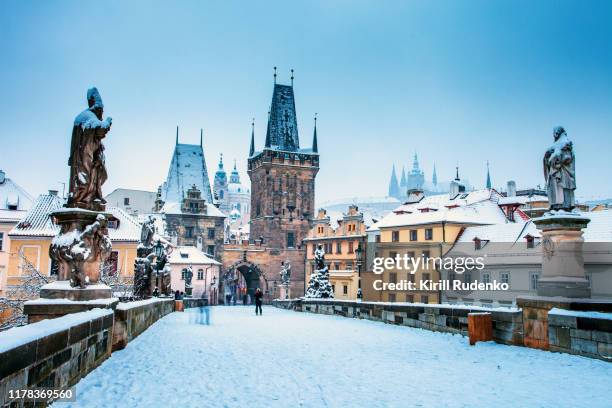 charles bridge in winter, prague, czech republic - vltava river stockfoto's en -beelden