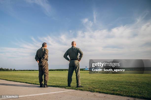 two pilots - propeller aeroplane stock pictures, royalty-free photos & images