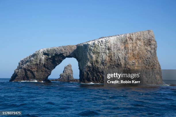 anacapa island arch in channel islands national park - san buenaventura - fotografias e filmes do acervo