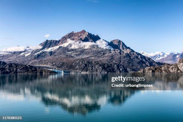 approche du glacier lamplugh dans le parc national de glacier bay - couloir maritime intérieur photos et images de collection