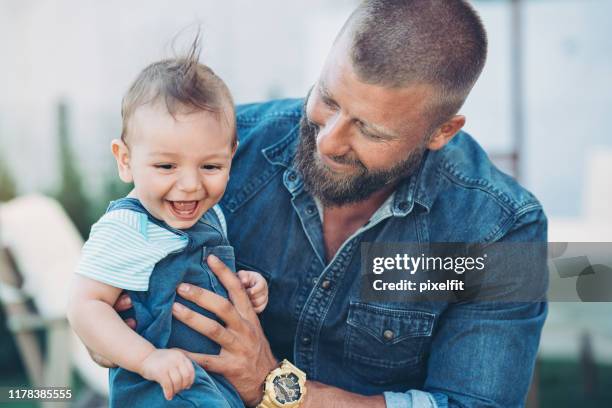 padre e bambino felici insieme - manhood foto e immagini stock