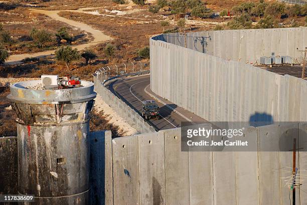 israelische sicherheitsbarriere und der grenzpolizei jeep - palestine stock-fotos und bilder