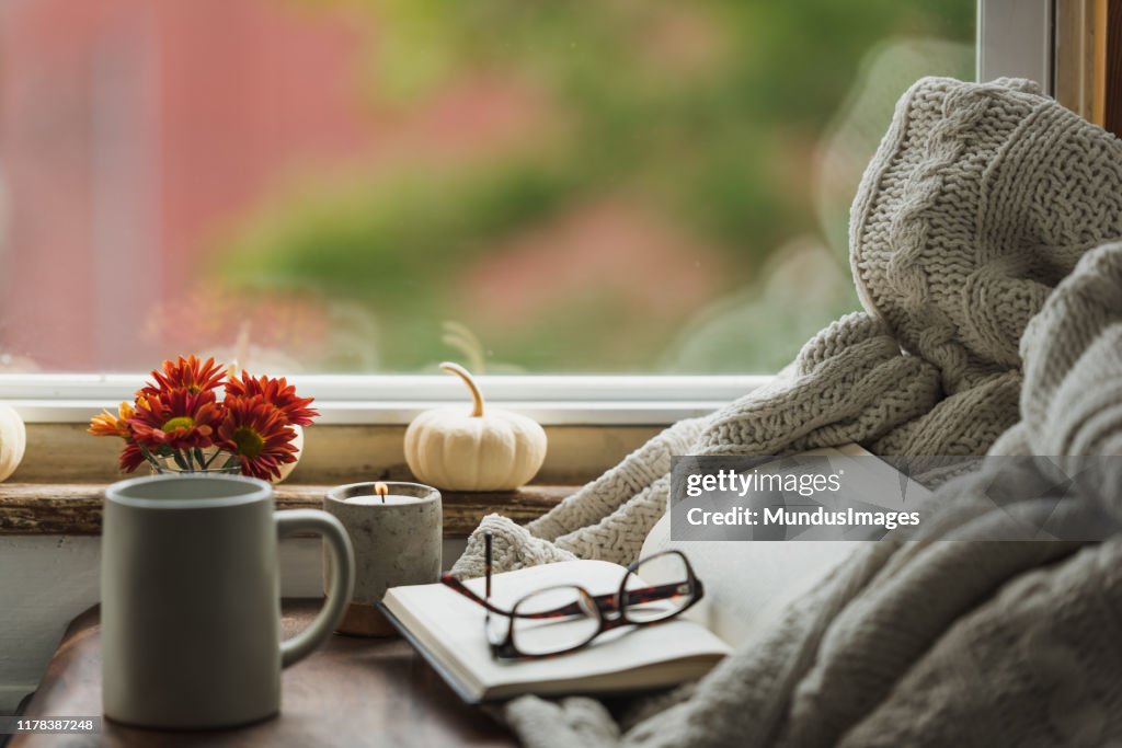 毛布とコーヒーで秋に居心地の良い読書ヌック