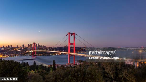 the july 15 martyr's bridge (bosphorus bridge) at night in istanbul, turkey - estambul fotografías e imágenes de stock