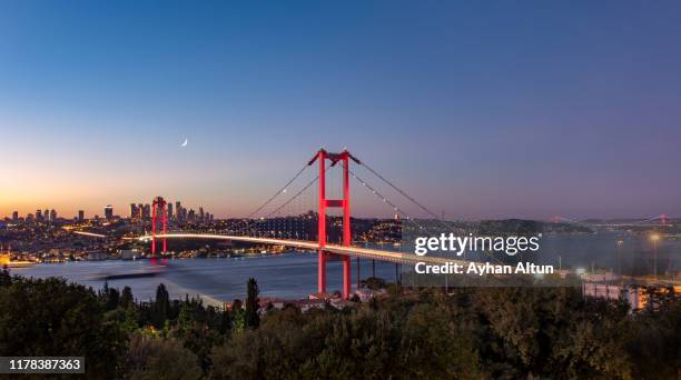 the july 15 martyr's bridge (bosphorus bridge) at night in istanbul, turkey - contemporary istanbul - fotografias e filmes do acervo