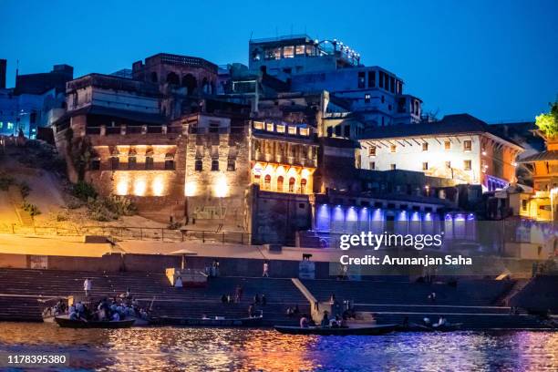 ghats of varanasi 17 - bathing ghat stock-fotos und bilder