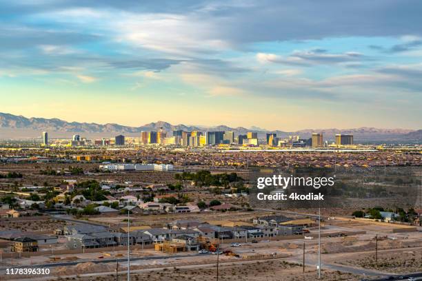 las vegas valley panorama bei dämmerung - mandalay bay resort and casino stock-fotos und bilder