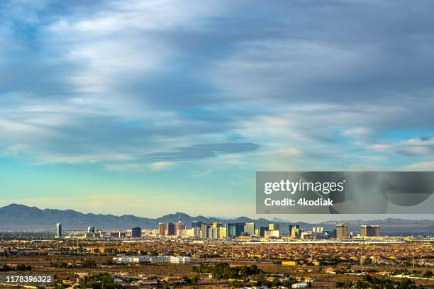 las vegas valley panorama i skymningen - mandalay bay resort and casino bildbanksfoton och bilder