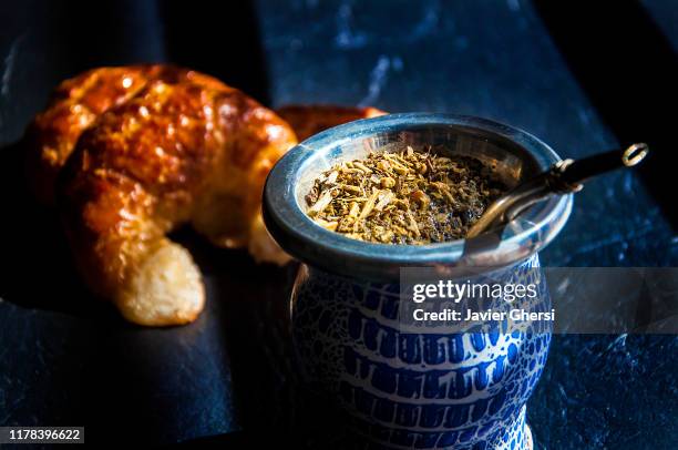 alimentos y bebidas: mate y medialunas de manteca sobre fondo negro - mate argentina stock pictures, royalty-free photos & images