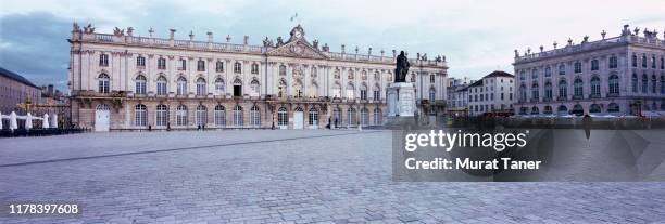 town square at dusk in nancy - nancy stock-fotos und bilder