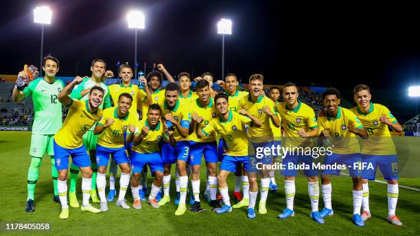 Players of Brazil celebrate the victory after the FIFA U-17 Men's World Cup Brazil 2019 group A match between Brazil and Canada at Valmir Campelo...