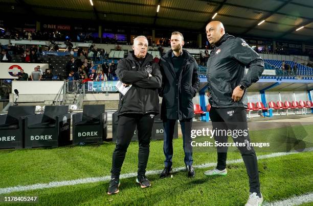 Assistent coach Gery Vink of Willem II, Jos van Nieuwstadt of Willem II, Chima Onyeike of Willem II during the Dutch Eredivisie match between Willem...