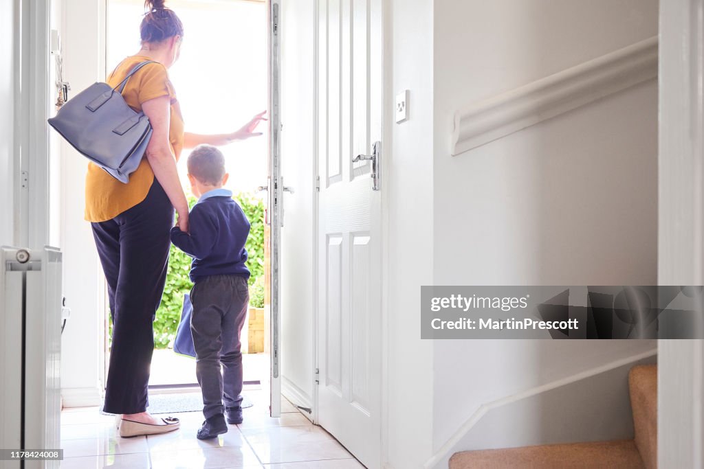 Saliendo para su primer día de escuela