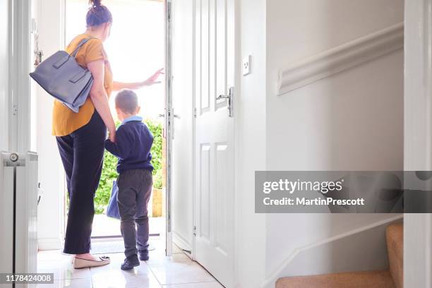 vertrek voor zijn eerste schooldag - leaving stockfoto's en -beelden