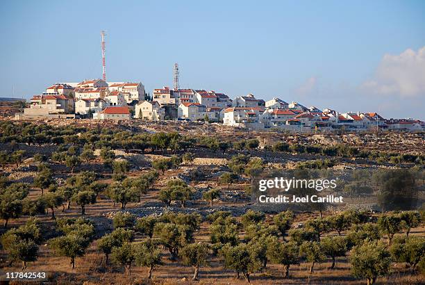 israeli settlement of gilo in west bank - cisjordanie stockfoto's en -beelden