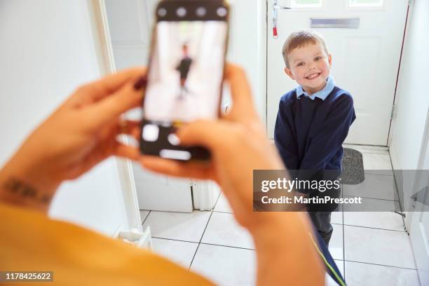 primer día en la foto de la escuela para el niño sonriente - primer-dia-de-clase fotografías e imágenes de stock