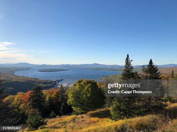 lake mooselookmeguntic near rangeley, maine usa during autumn - mooselookmeguntic lake stockfoto's en -beelden