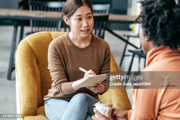 diskussion neuer marketingstrategie - students talking stock-fotos und bilder