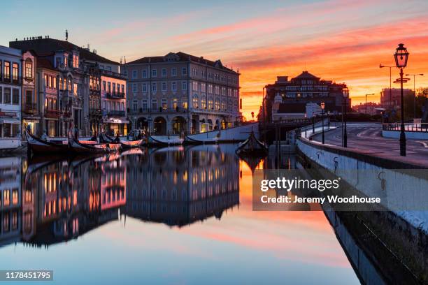 aveiro canal at dawn - distrito de aveiro fotografías e imágenes de stock