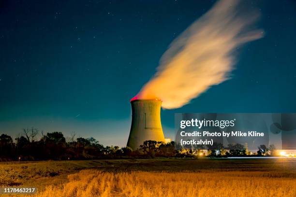 davis-besse nuclear power station under a star-filled sky - nuclear power station stock-fotos und bilder