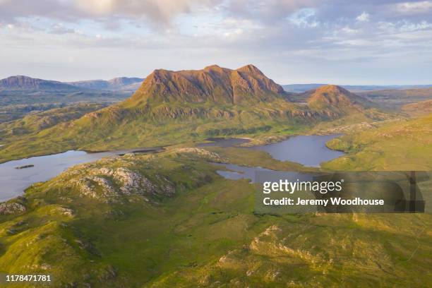 view of cul mor from the top of stac pollaidh in late evening light - stac pollaidh foto e immagini stock