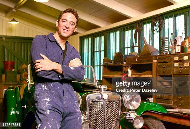 classic car collector mechanic - classic car restoration stockfoto's en -beelden