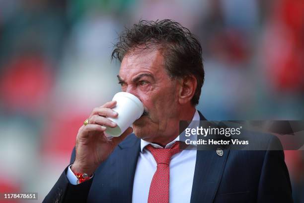 Ricardo La Volpe, Head Coach of Toluca has a drink during the 15th round match between Toluca and Pachuca as part of the Torneo Apertura 2019 Liga MX...