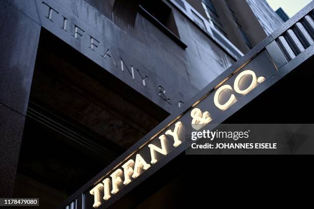324 Tiffany And Co Logo Stock Photos, High-Res Pictures, and