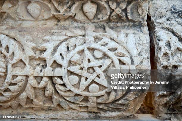 stone carving on a frieze, capernaum - palestina histórica - fotografias e filmes do acervo