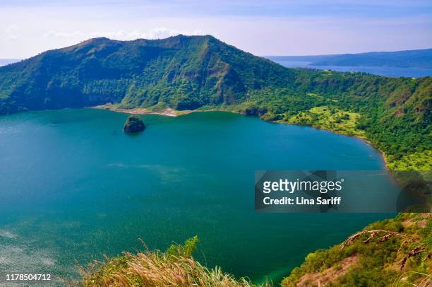 vulcan point island in crater lake, taal volcano in tagaytay, philippines. - taal volcano - fotografias e filmes do acervo