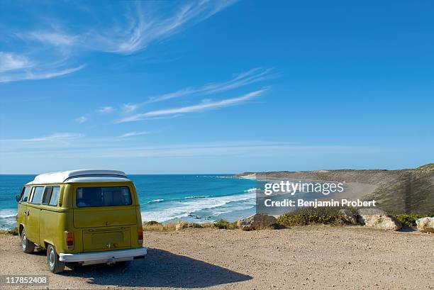 van at beach, blue ocean, sky, clouds - être à l'arrêt photos et images de collection