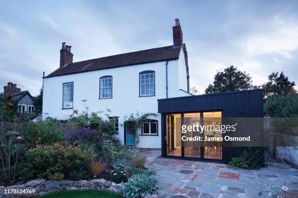 modern extension built onto the side of a listed period property. - cottage exterior stockfoto's en -beelden